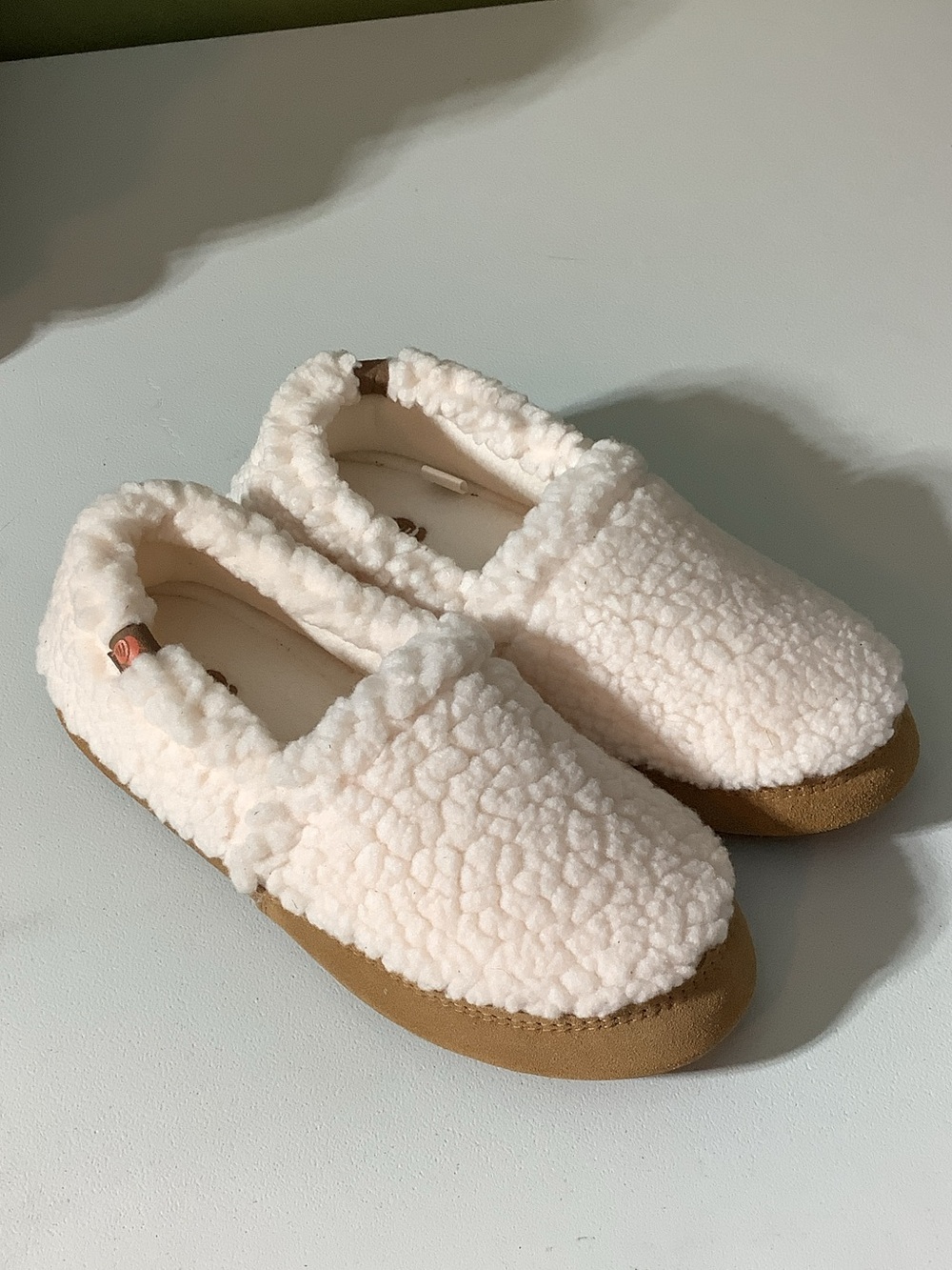 Acorn faux Sherpa and suede slippers, size 8-9